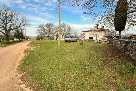 Istra, Oprtalj, okolica – kompleks nekretnina s potencijalom za turizam ili miran život na selu