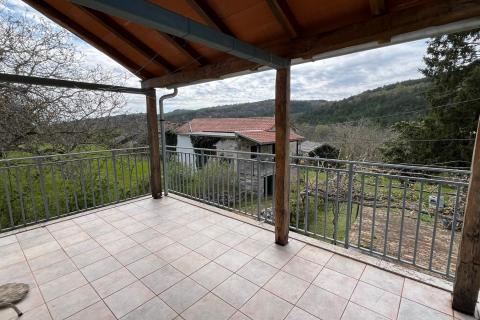 Istra, Oprtalj, okolica – kompleks nekretnina s potencijalom za turizam ili miran život na selu