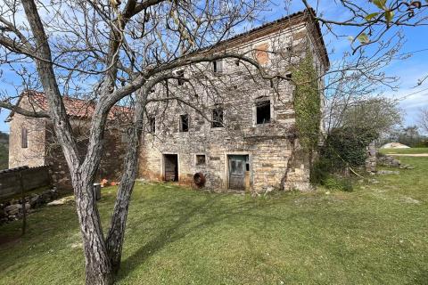 Istra, Oprtalj, okolica – kompleks nekretnina s potencijalom za turizam ili miran život na selu