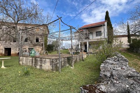 Istra, Oprtalj, okolica – kompleks nekretnina s potencijalom za turizam ili miran život na selu