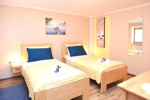 Istra,Kaštel-Vila s bazenom i apartmanska kuća