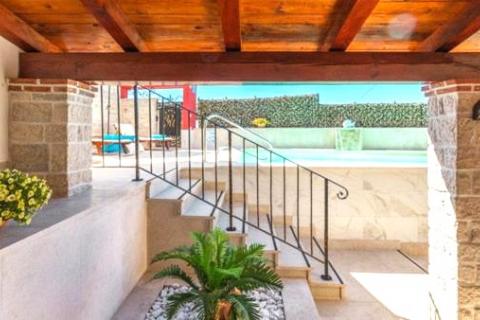 Istra,Kaštel-Vila s bazenom i apartmanska kuća