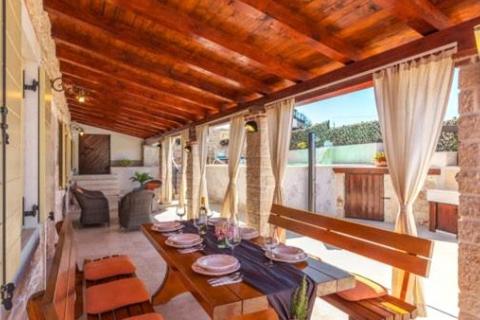 Istra,Kaštel-Vila s bazenom i apartmanska kuća