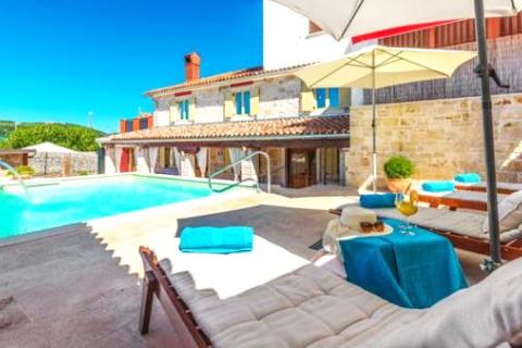 Istra,Kaštel-Vila s bazenom i apartmanska kuća