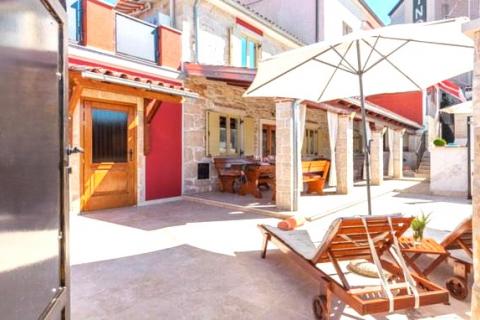 Istra,Kaštel-Vila s bazenom i apartmanska kuća