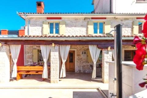 Istra,Kaštel-Vila s bazenom i apartmanska kuća