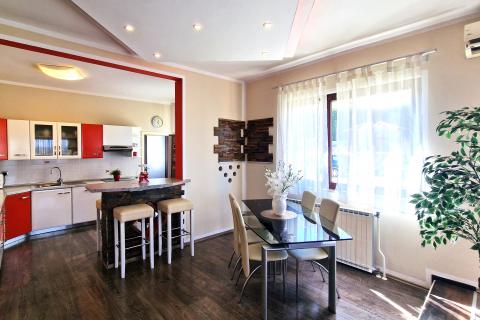 Istra,Kaštel-Vila s bazenom i apartmanska kuća