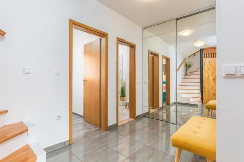 Istra,Valbandon,dvoetažni stan 500 m od mora