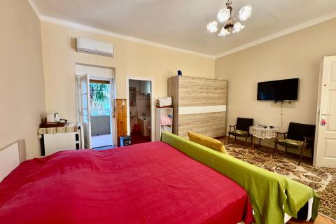 Crikvenica- kuća sa 4 apartmana u strogom centru grada