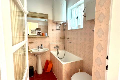 Crikvenica- kuća sa 4 apartmana u strogom centru grada