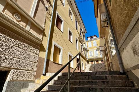 Crikvenica- kuća sa 4 apartmana u strogom centru grada