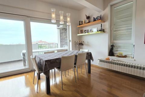 Istra, Peroj - dvoetažan komforan stan 