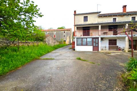 Istra,Rovinj-9 km, velika dvojna kuća 200 m2 + dvori&scaron;te 320 m2