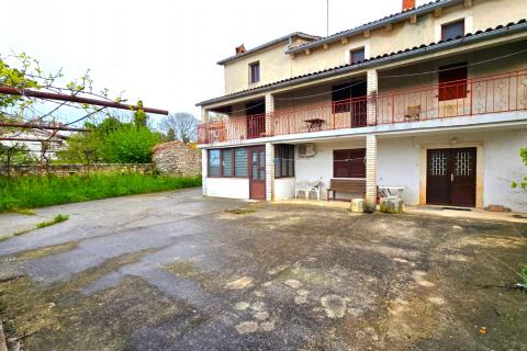 Istra,Rovinj-9 km, velika dvojna kuća 200 m2 + dvori&scaron;te 320 m2