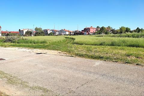 Istra, Umag - građevinsko zemljište s dozvolom i projektom za duplex, plaćene komunalije i priključci