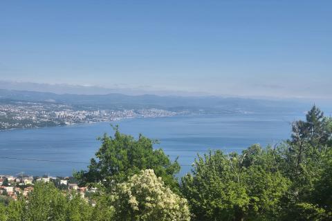 OPATIJA,KOLAVIĆI- teren s građevinskom dozvolom, plaćenim komunalijama i pogledom na more