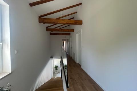 Višnjan, nova kamena vila sa bazenom i velikom okućnicom