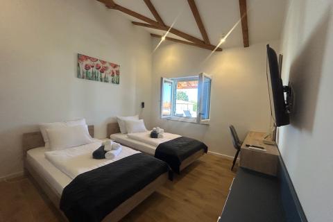 Višnjan, nova kamena vila sa bazenom i velikom okućnicom