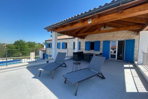 Višnjan, nova kamena vila sa bazenom i velikom okućnicom