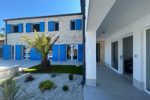 Višnjan, nova kamena vila sa bazenom i velikom okućnicom