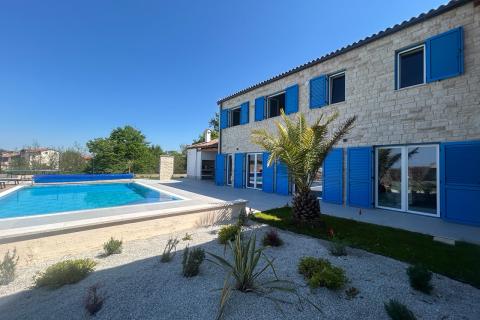 Višnjan, nova kamena vila sa bazenom i velikom okućnicom