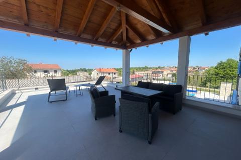 Višnjan, nova kamena vila sa bazenom i velikom okućnicom