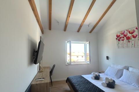 Višnjan, nova kamena vila sa bazenom i velikom okućnicom