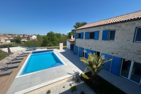 Višnjan, nova kamena vila sa bazenom i velikom okućnicom