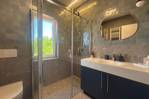 Višnjan, nova kamena vila sa bazenom i velikom okućnicom