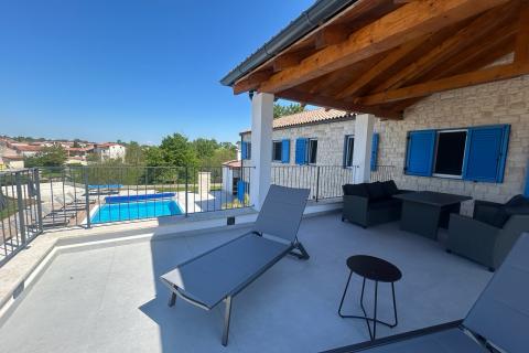 Višnjan, nova kamena vila sa bazenom i velikom okućnicom