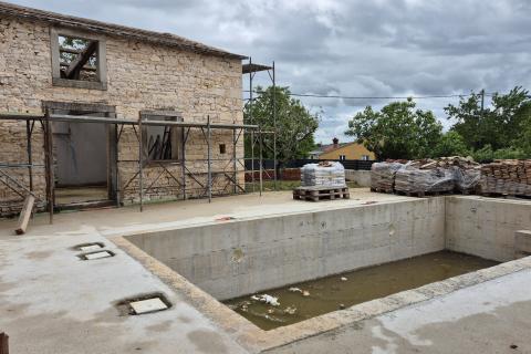 Istra, Žminj okolica - djelomično adaptirana kuća sa dvorištem