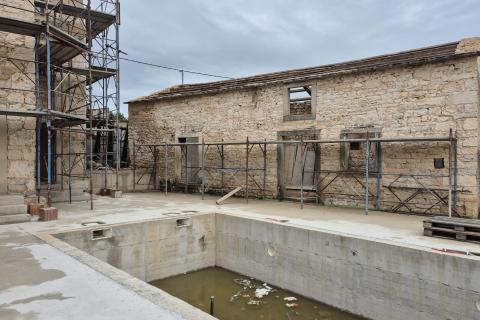 Istra, Žminj okolica - djelomično adaptirana kuća sa dvorištem