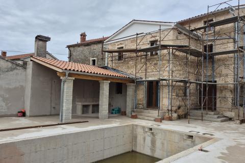 Istra, Žminj okolica - djelomično adaptirana kuća sa dvorištem