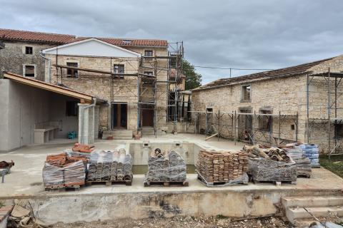 Istra, Žminj okolica - djelomično adaptirana kuća sa dvorištem