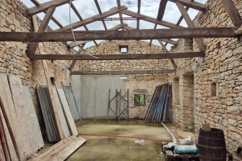 Istra, Žminj okolica - djelomično adaptirana kuća sa dvorištem