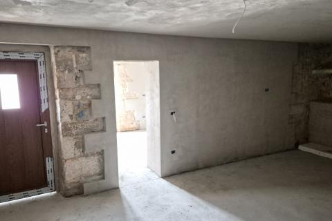 Istra, Žminj okolica - djelomično adaptirana kuća sa dvorištem