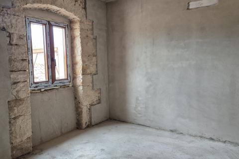 Istra, Žminj okolica - djelomično adaptirana kuća sa dvorištem