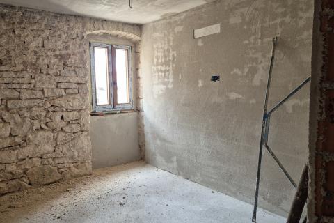 Istra, Žminj okolica - djelomično adaptirana kuća sa dvorištem