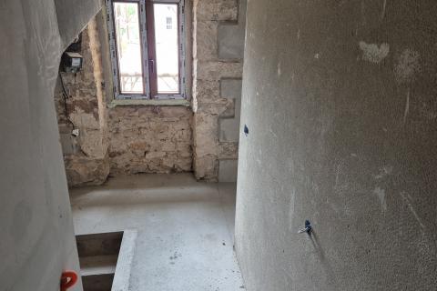 Istra, Žminj okolica - djelomično adaptirana kuća sa dvorištem