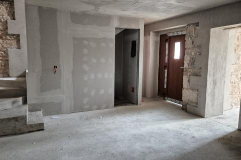 Istra, Žminj okolica - djelomično adaptirana kuća sa dvorištem