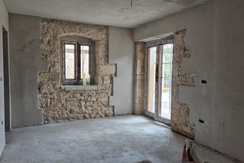 Istra, Žminj okolica - djelomično adaptirana kuća sa dvorištem