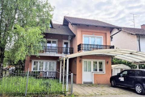 Sisak, Zeleni brijeg, Kuća s okućnicom