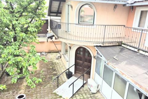 Sisak, Zeleni brijeg, Kuća s okućnicom