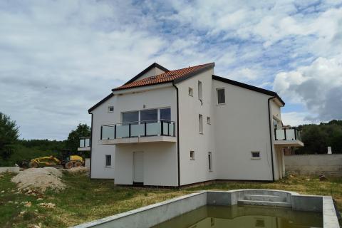 Višnjan, zgrada s četiri stana