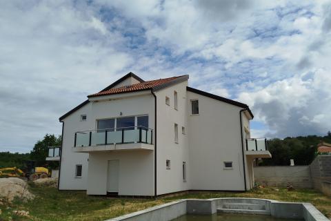 Višnjan, zgrada s četiri stana