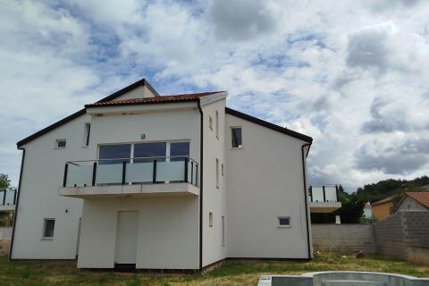 Višnjan, zgrada s četiri stana