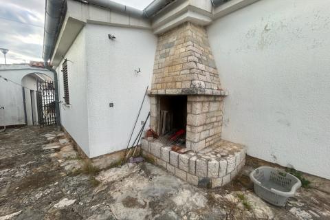 Poreč, okolica - kuća od tri dijela sa dvorištem 