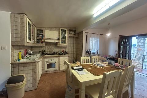 Poreč, okolica - kuća od tri dijela sa dvorištem 
