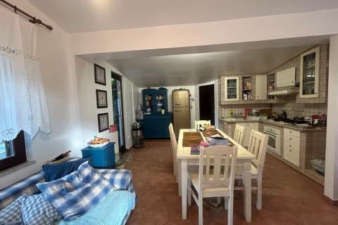 Poreč, okolica - kuća od tri dijela sa dvorištem 