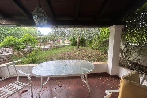 Poreč, okolica - kuća od tri dijela sa dvorištem 